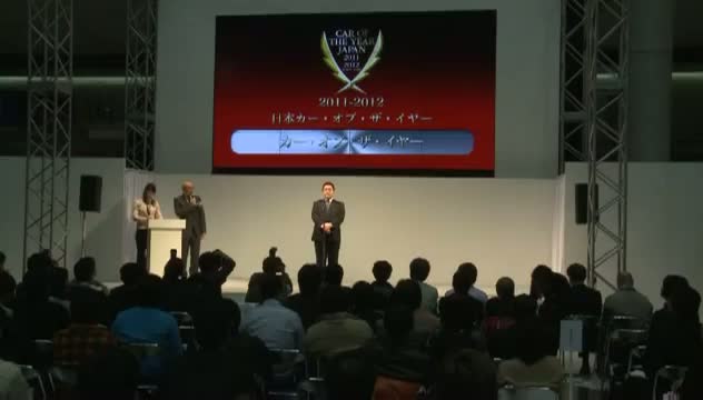 The Nissan LEAF won the 2011-2012 Japan Car of the Year on Saturday, the automaker's first national media title since the early 1990s.