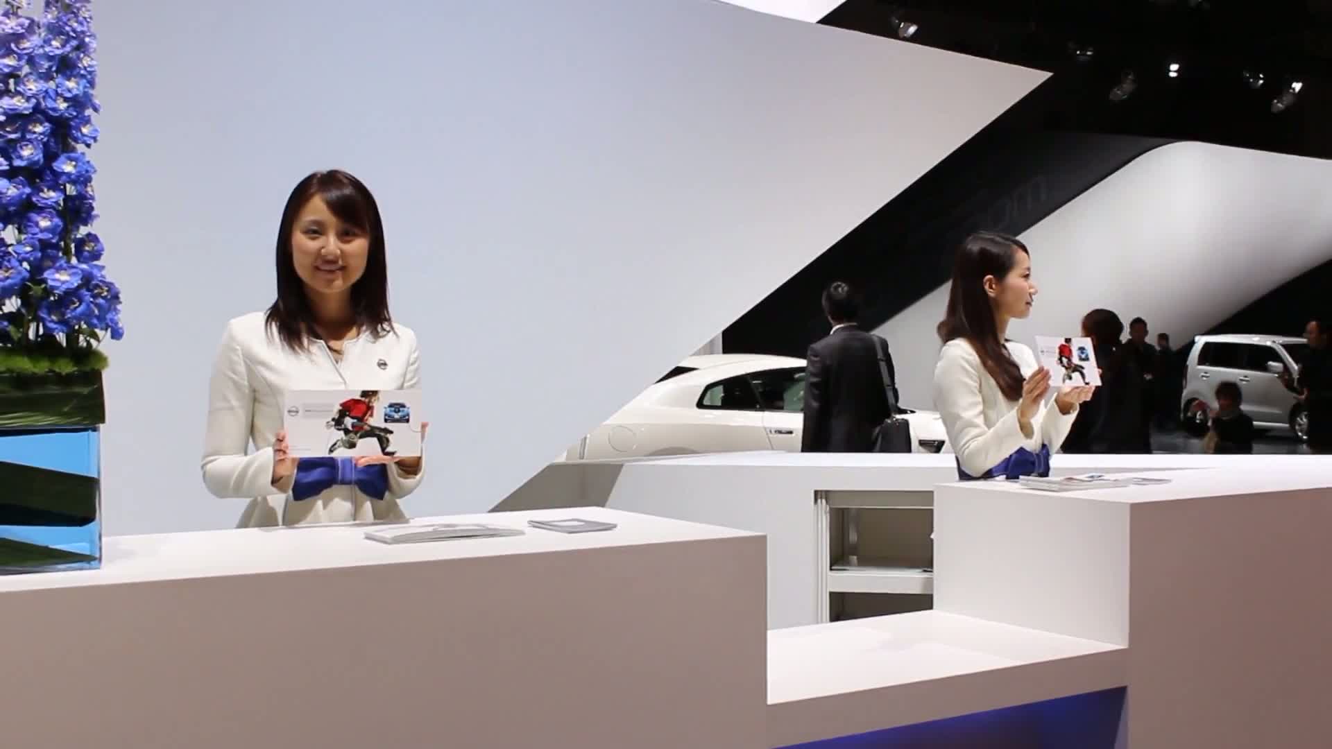 The behind-the-scene story of Miss Fairlady -- a group of showroom ladies at Nissan Gallery named after the legendary sportscar. At Tokyo Motor Show 2011, they have challenged a dance performance for the stage show for the first time.